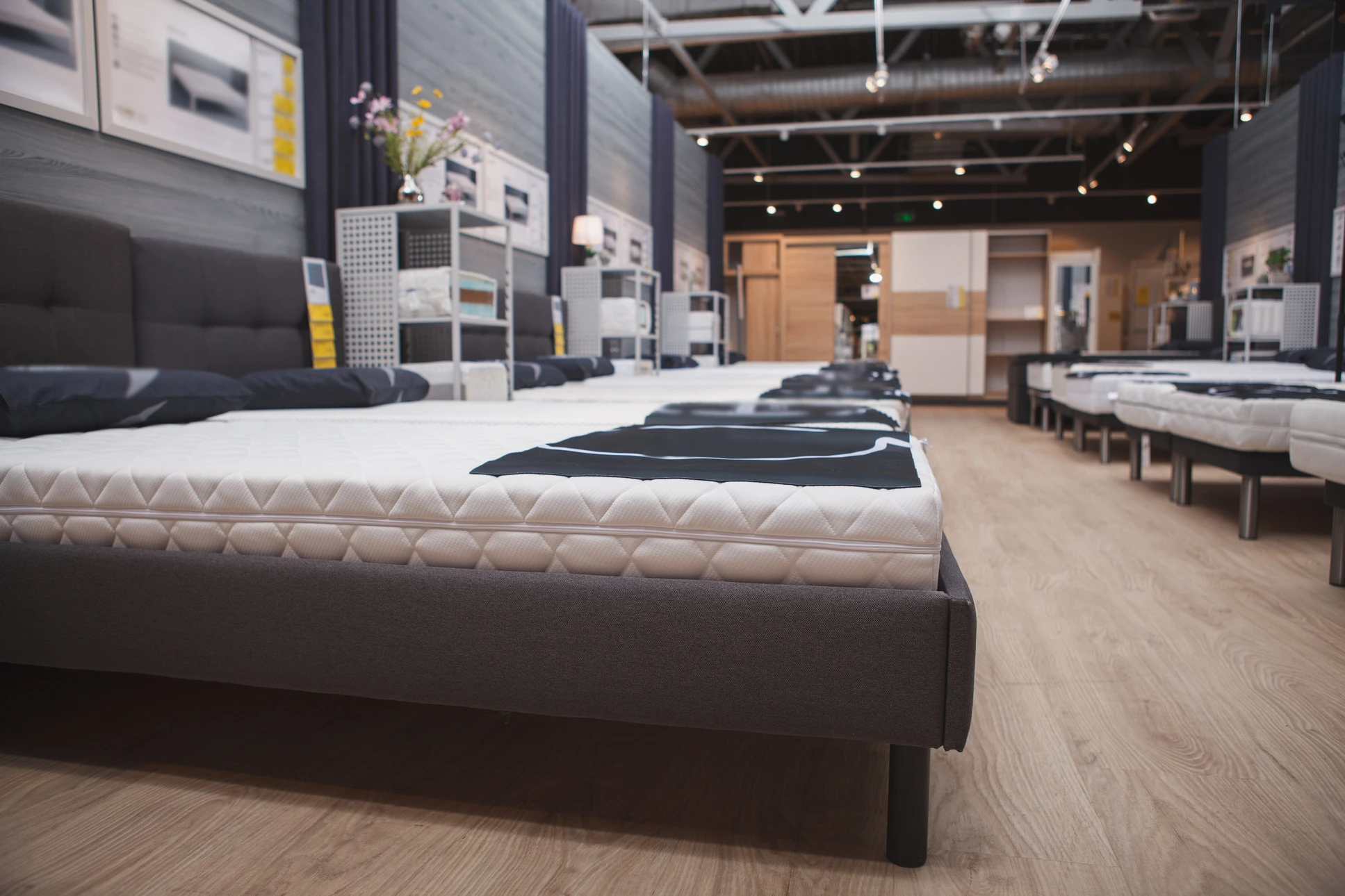 Magasin de literie moderne avec exposition de matelas sur lits-plateformes