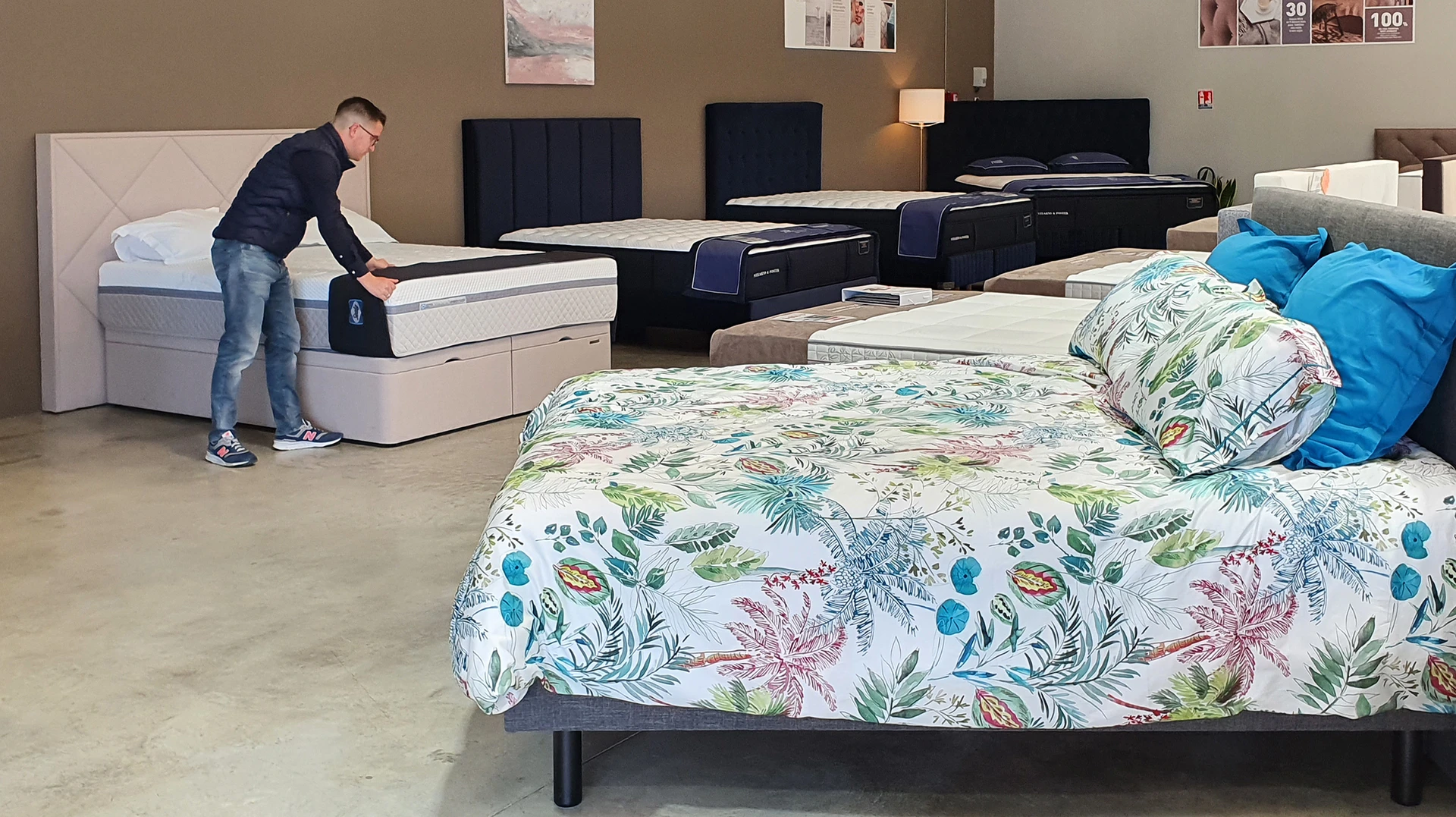 Magasin de literie moderne avec exposition de matelas sur lits-plateformes